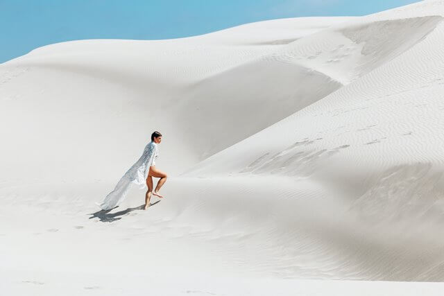 砂漠を歩くジプシーな女性